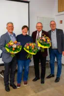 Ehre, wem Ehre gebührt. Ausscheidende Vorstandsmitglieder mit Präsident DVDB