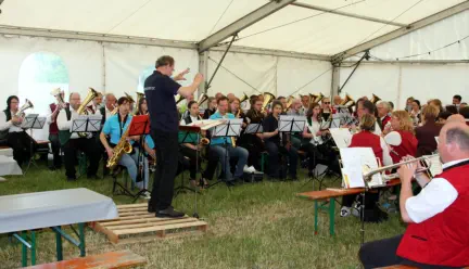 70-köpfiges Verbandsorchester begleitet den Gottesdienst